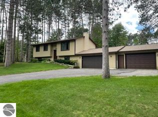7427 Pinewood Ct, Traverse City, MI 49685
