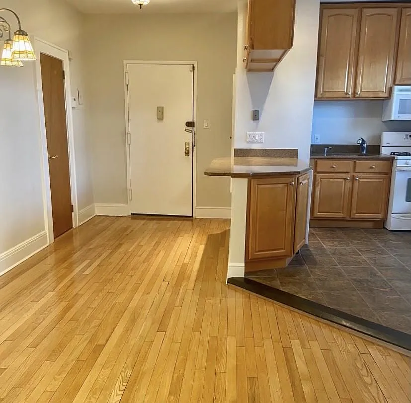 553 Undercliff Ave — Photo 2