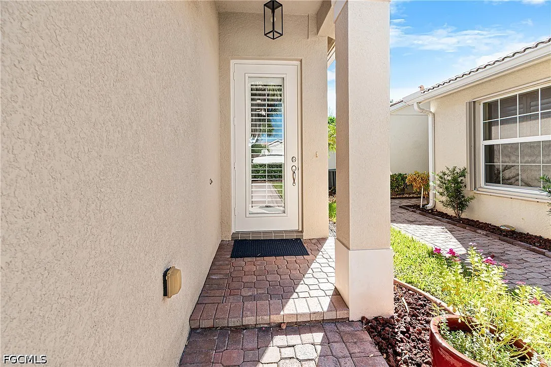 3 bed, 2.0 bath, 1290 sqft, $2,300 — Photo 3