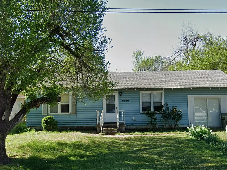 9010 NE 17th St — Photo 1