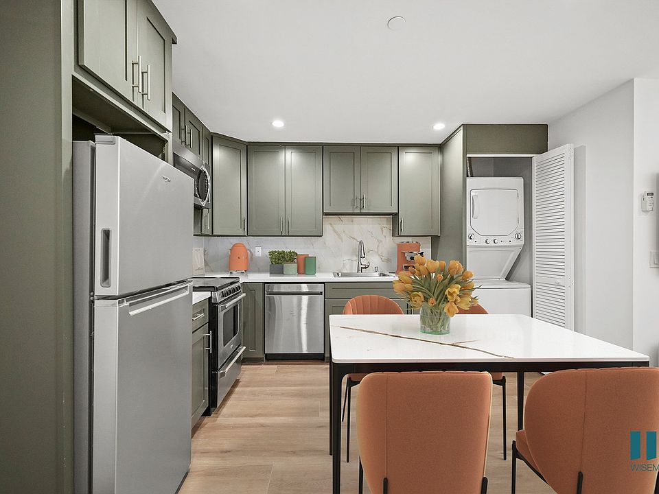 Studio with Full-Size Kitchen with In-Suite Washer & Dryer