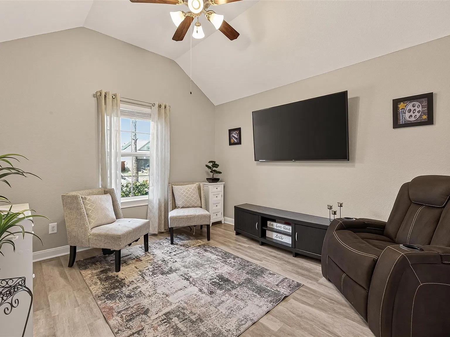 4 bed, 3.0 bath, 2885 sqft, $2,850 — Photo 2