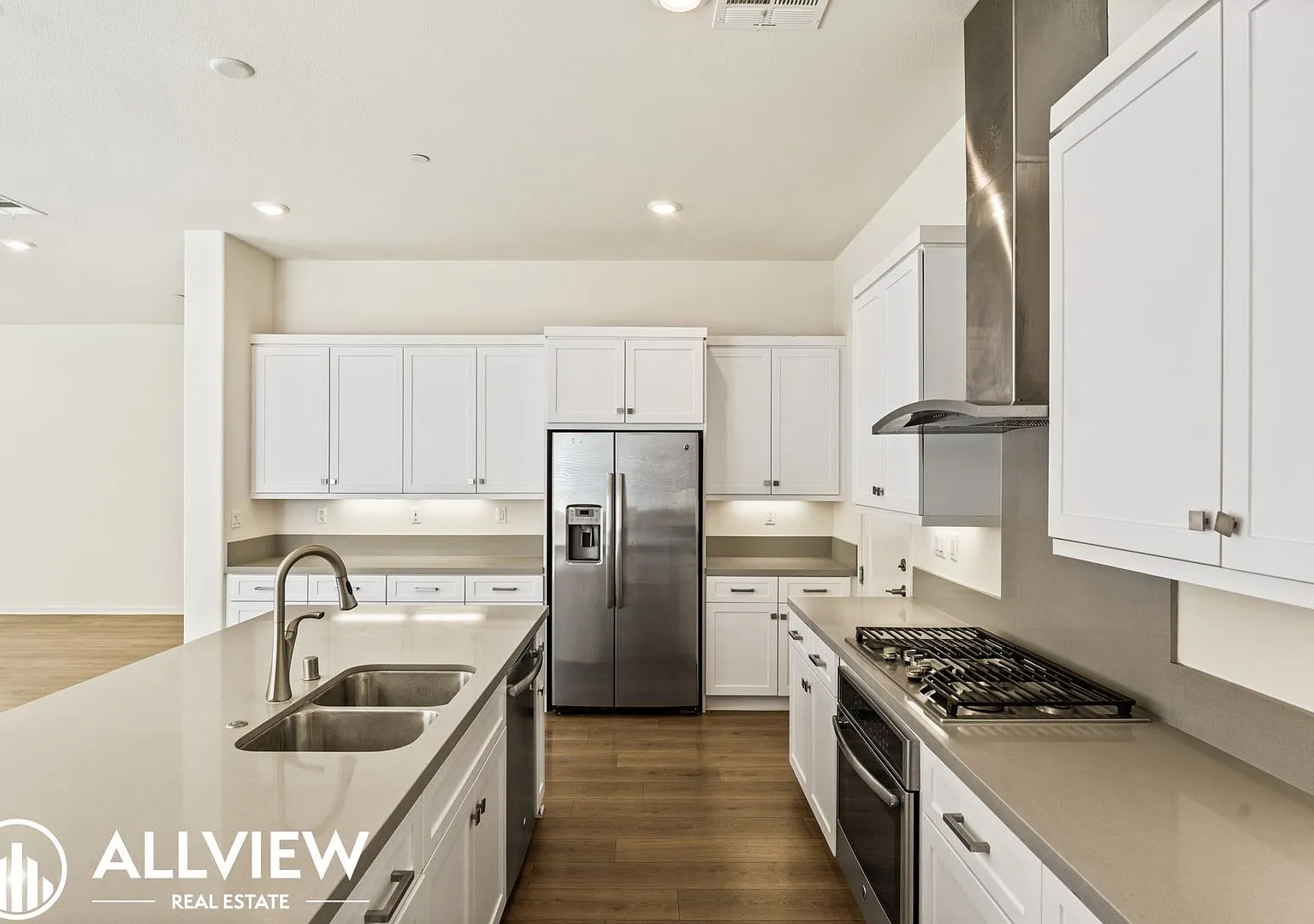 Gorgeous 3-Bedroom in Irvine's Parasol Park — Photo 4