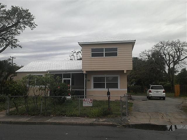 1st image of 821 S East St