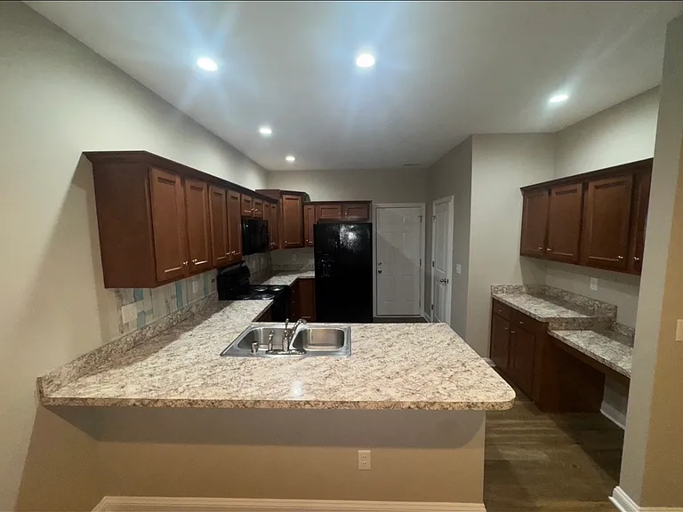 114 Stephen Dr — Photo 16
