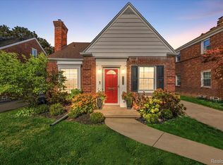 1914 Fleetwood Dr, Grosse Pointe Woods, MI 48236