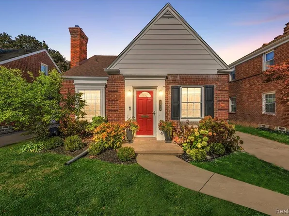 1914 Fleetwood Dr, Grosse Pointe Woods, MI 48236