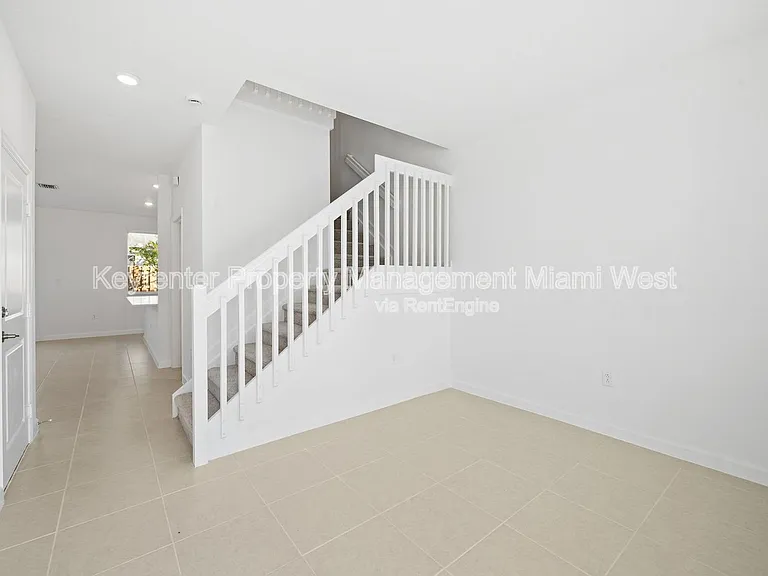 1385 SE 7th Ter — Photo 3