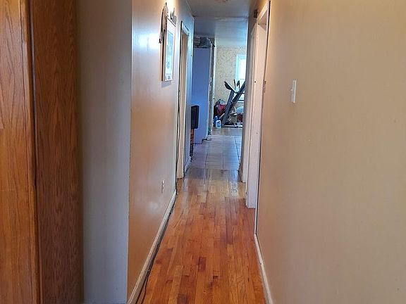5th image of 914 W 51st Pl