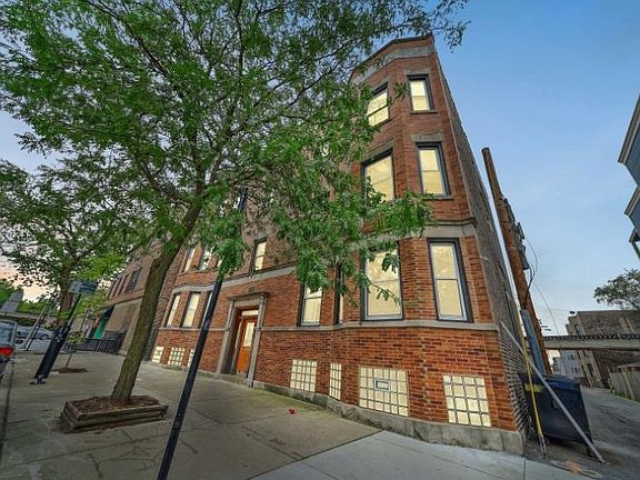 4th image of 1011 W Newport Ave
