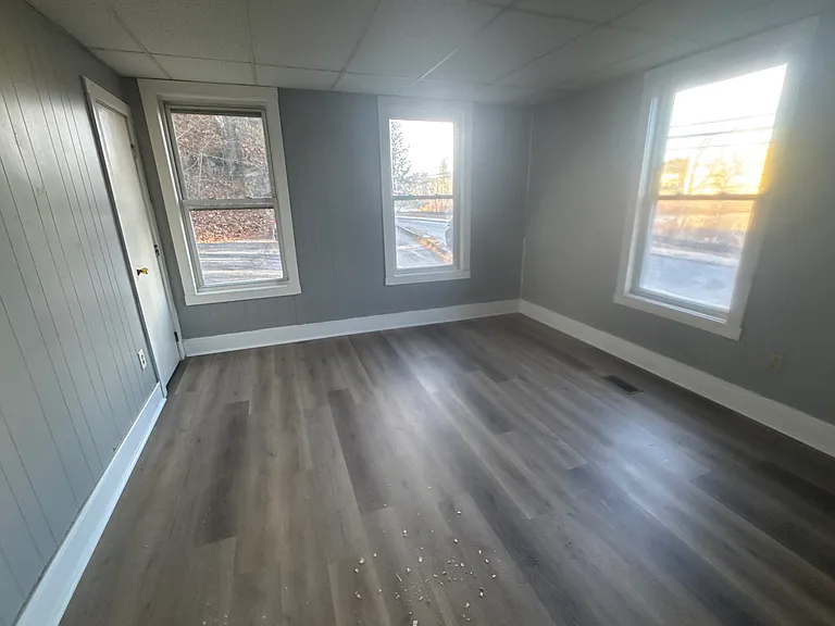 94 E Main St #1-R — Photo 2