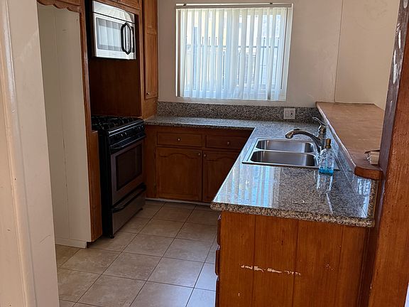 3rd image of 15484 Moorpark St APT 1