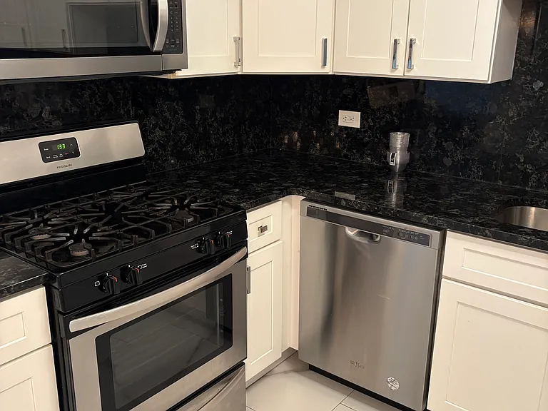 1370 E Washington St #2SE — Photo 2