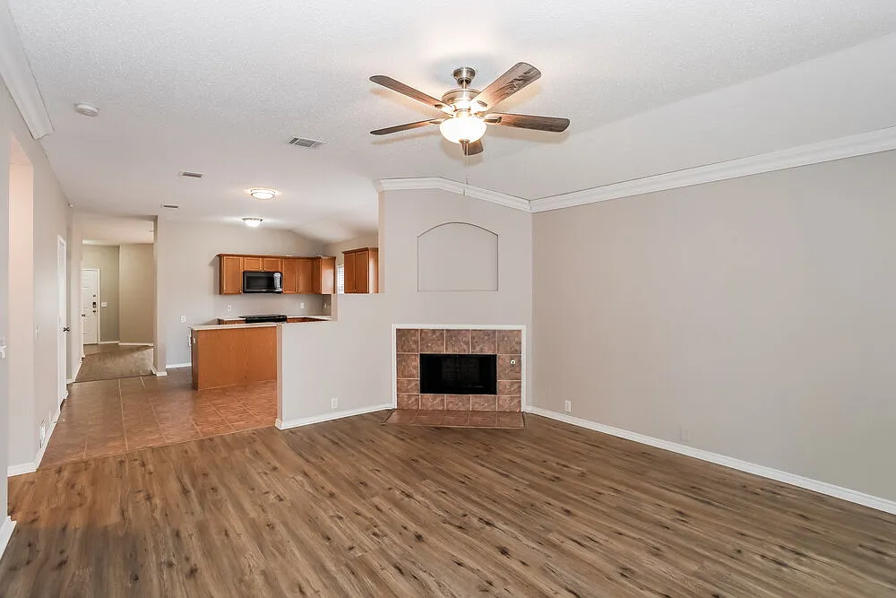 4 bed, 2.0 bath, 1866 sqft, $2,160 — Photo 3