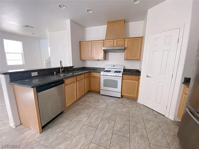 7471 Nicklin St — Photo 13