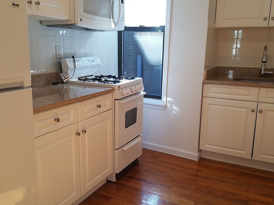 2nd image of 221 W 15th St APT 5RE