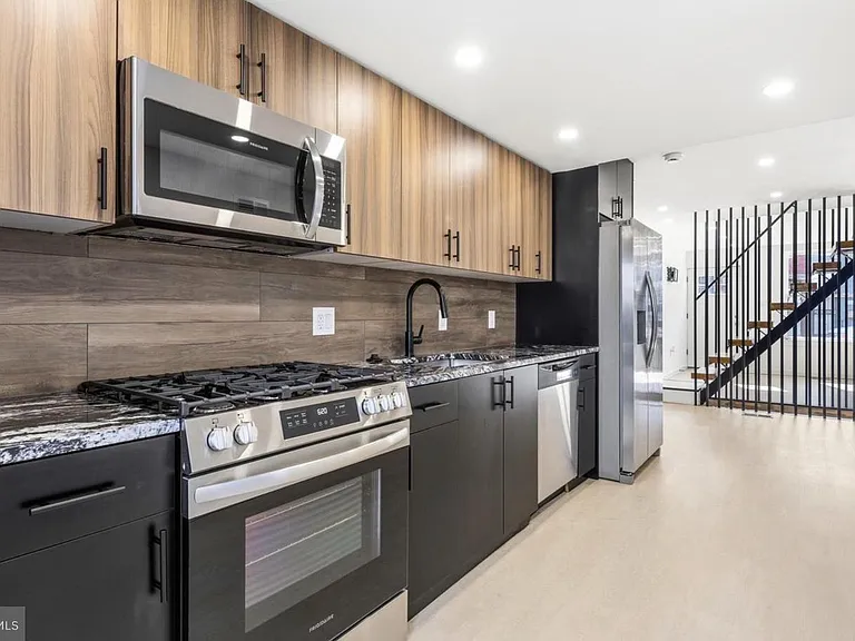 1819 E Albert St — Photo 5