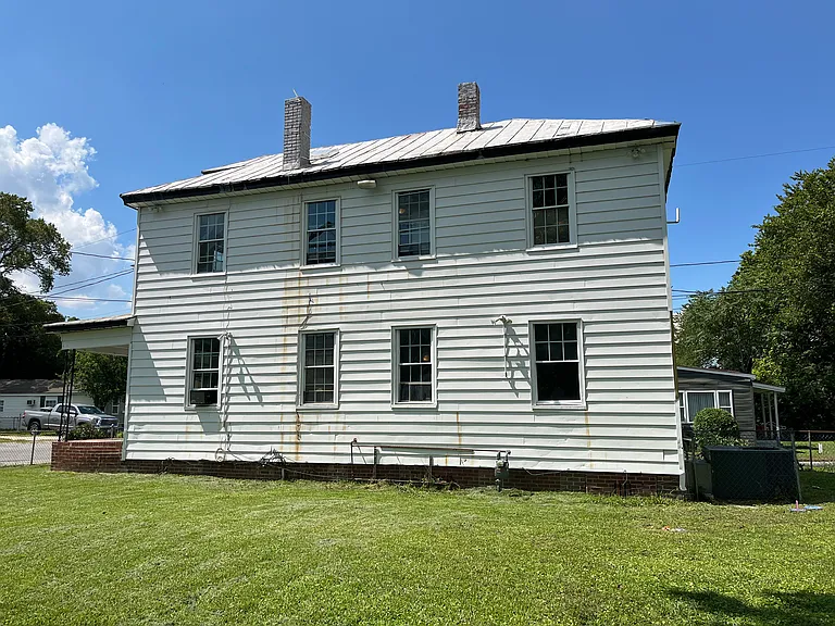 2401 Oak St — Photo 3