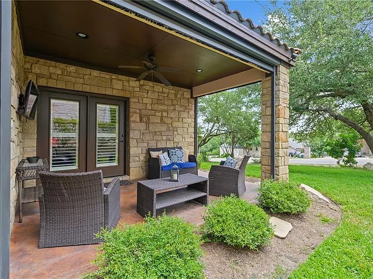 110 Oak Glen Cv — Photo 18