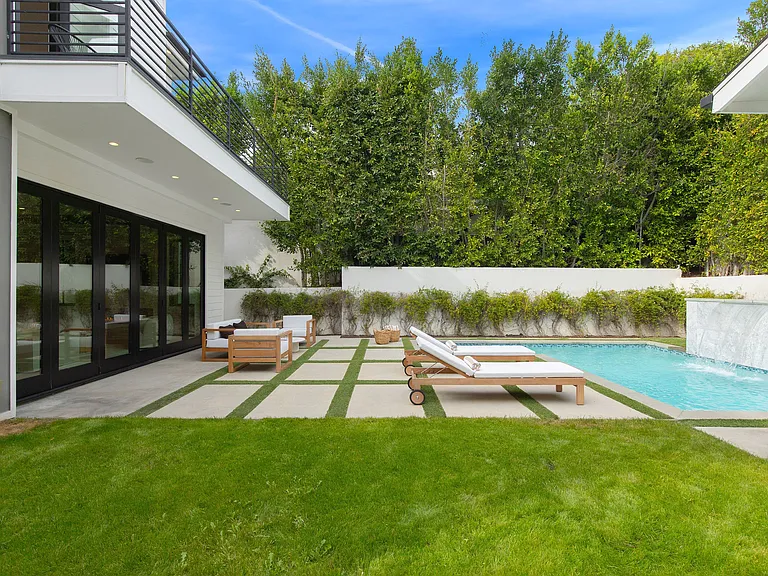 1716 Courtney Ave — Photo 4