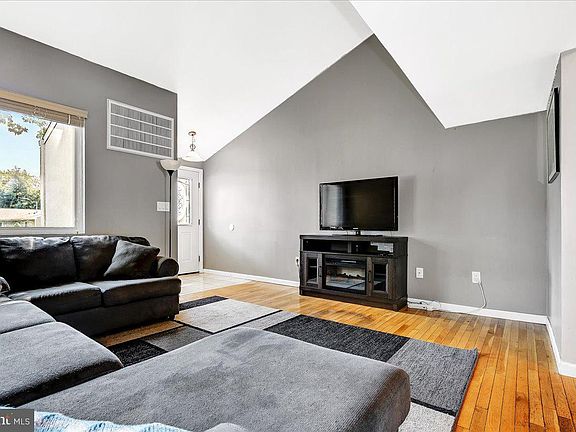5th image of 524 Holmes Ave N