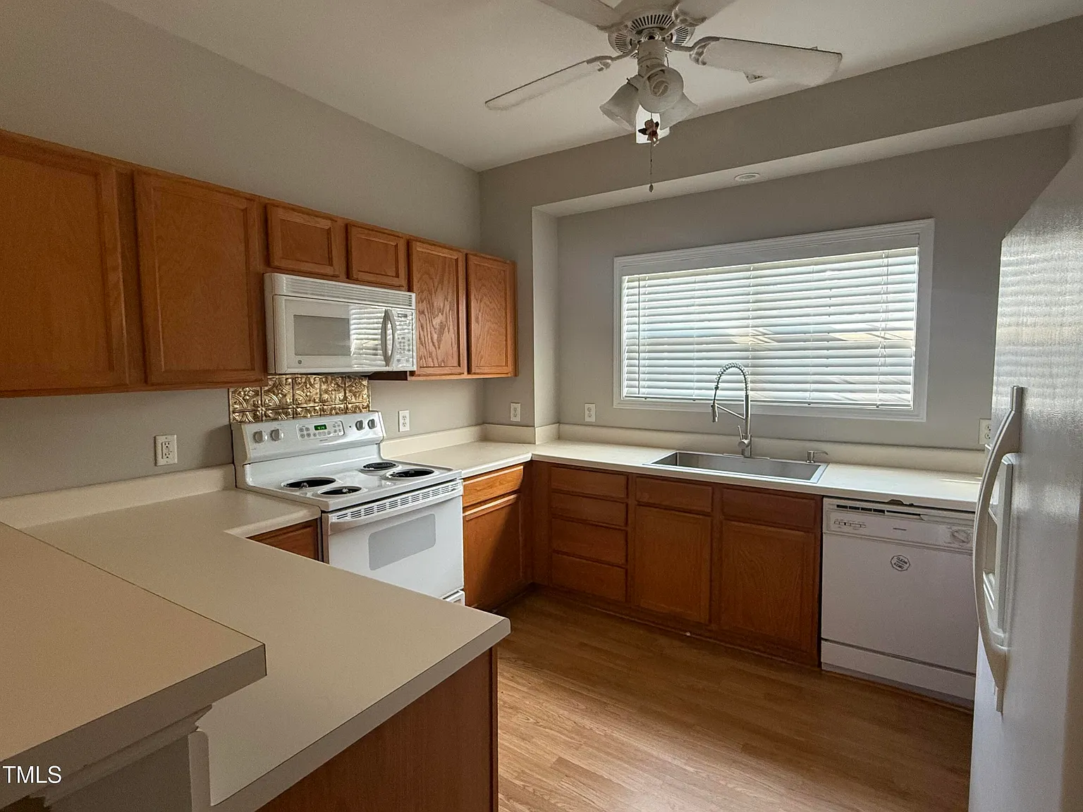 3 bed, 2.5 bath, 1476 sqft, $2,100 — Photo 4