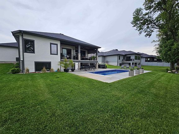 4th image of 195 N Canterbury Cir