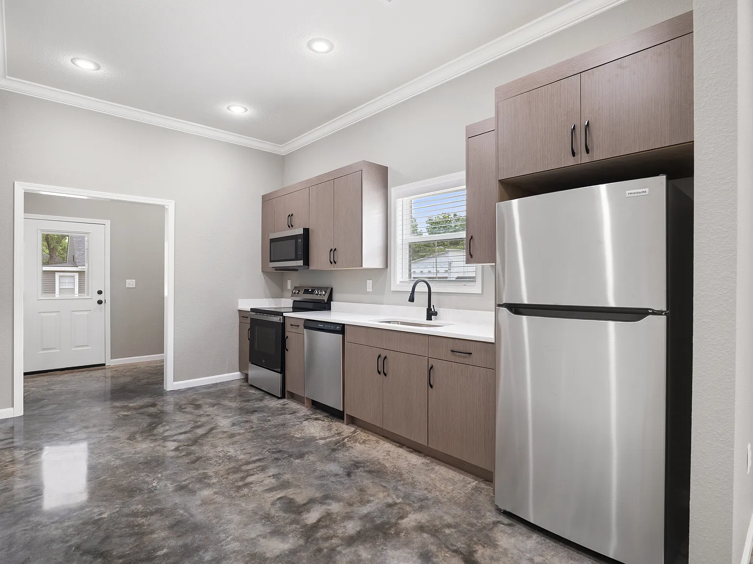 3 bed, 1377 sqft, $1,650 — Photo 2