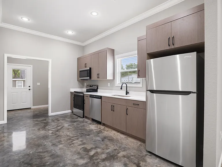 606 W Matthews Ave — Photo 2