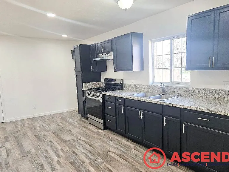 529 Main St — Photo 3