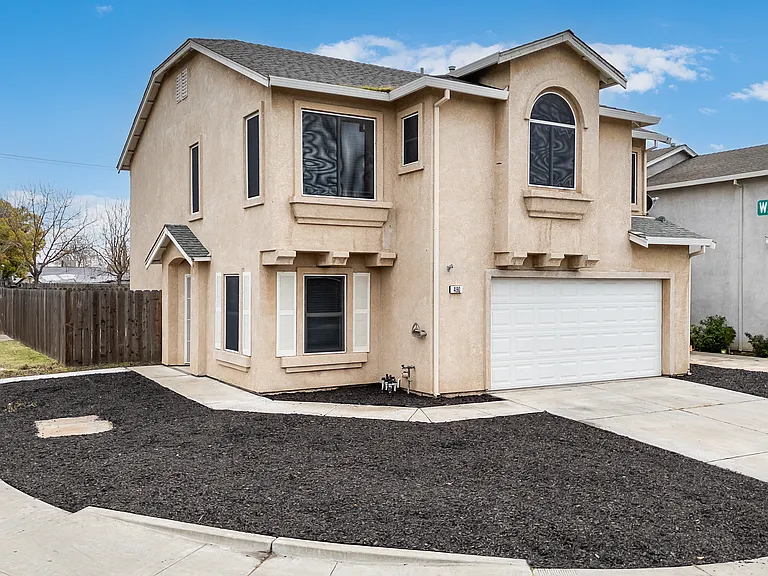 490 Victory Ave — Photo 1