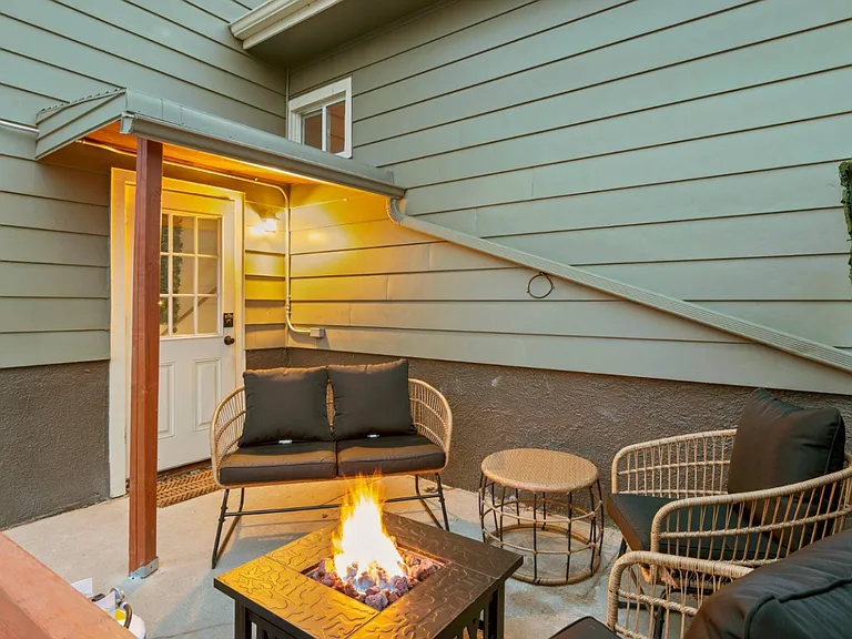 135 S Hooker St — Photo 2