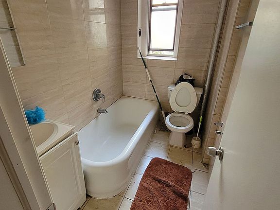 5th image of 993 Carroll St APT A2