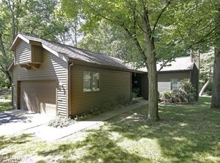 2424 Highpointe Dr, Kalamazoo, MI 49008