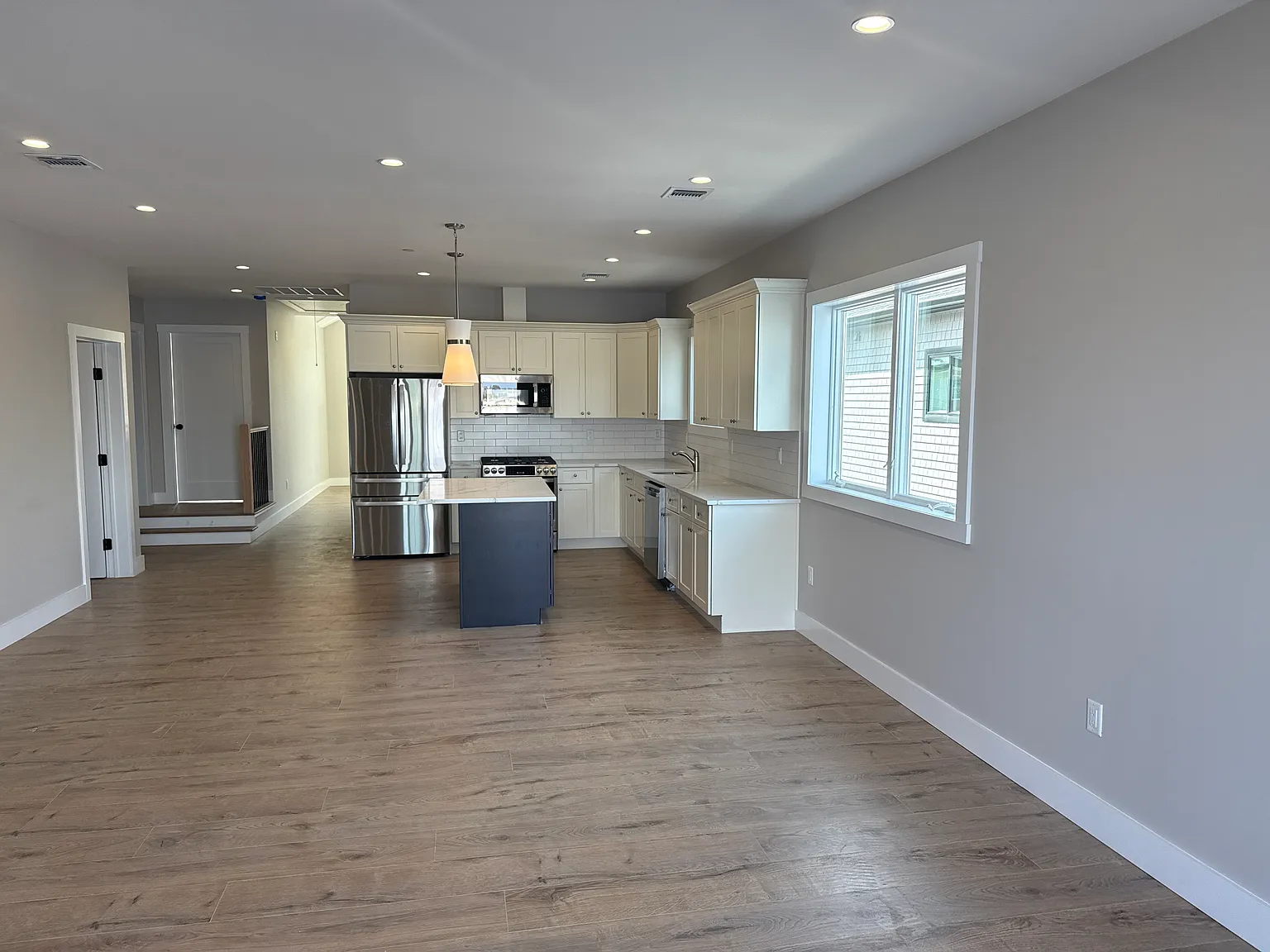 4 bed, 2500 sqft, $4,799 — Photo 4