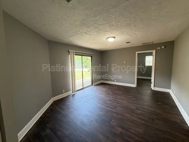 1492 Waverly Way #B-4 — Photo 4