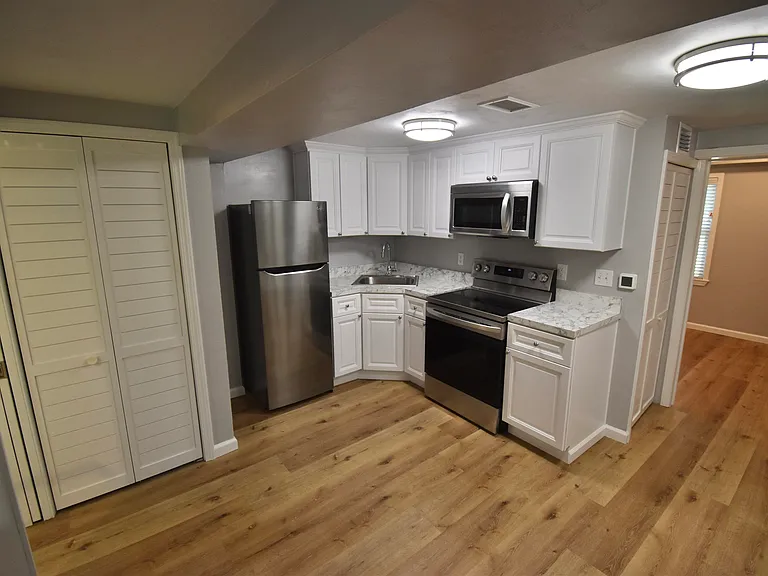 437 W 6th Ave #B — Photo 4