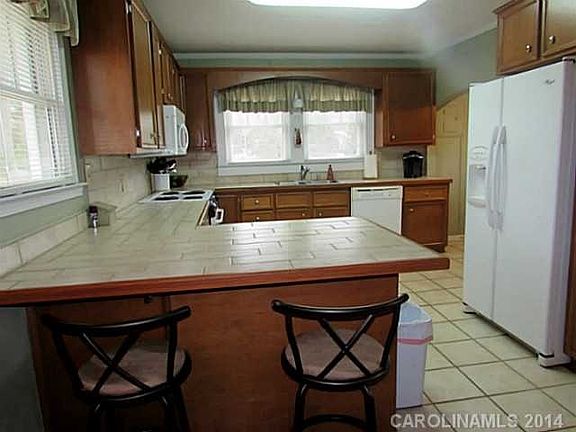 Linger over morning coffee at kitchen bar.