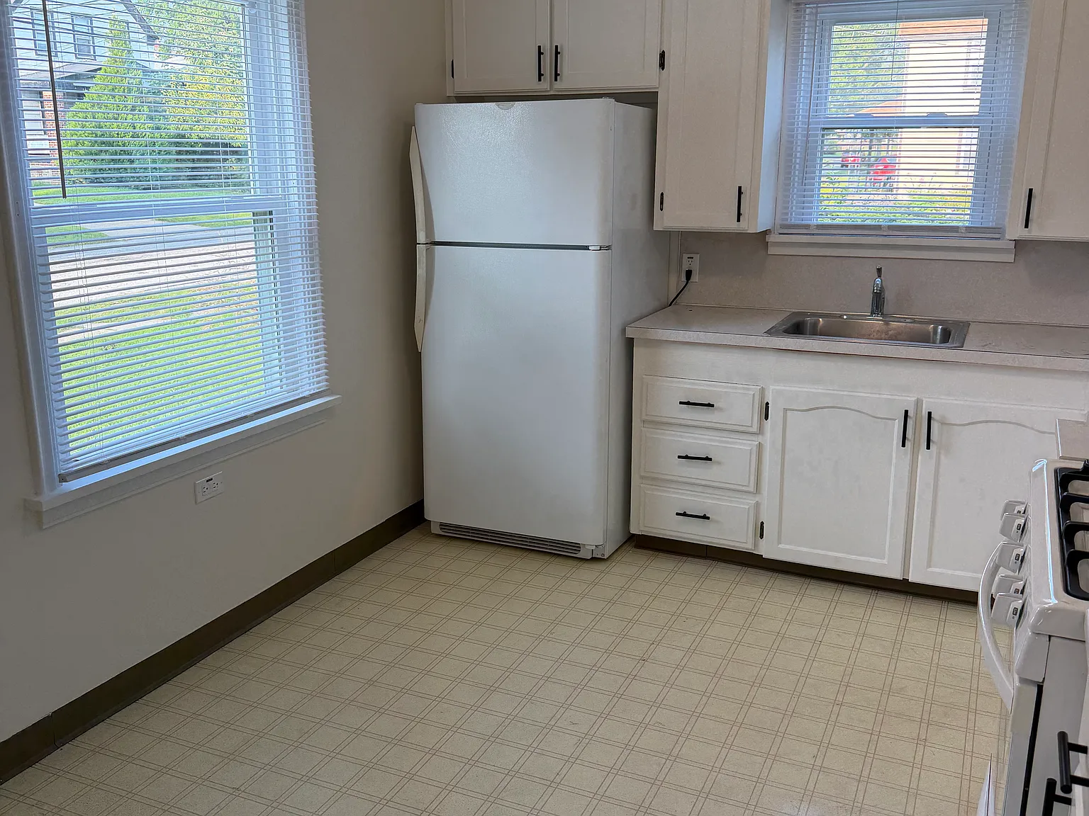 3 bed, $1,400 — Photo 2