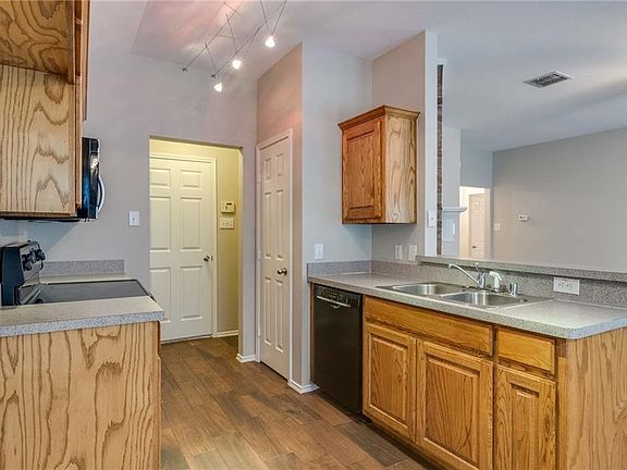 4th image of 2040 Kingsbrook Trl