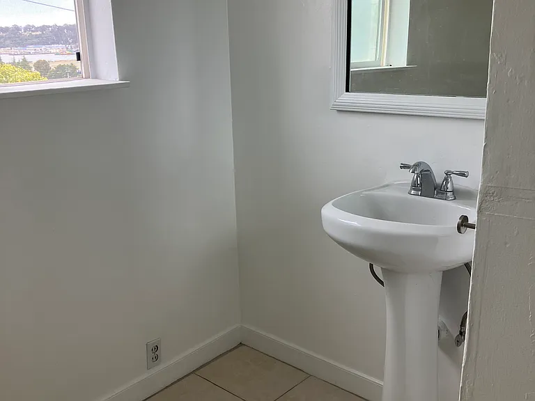 516 Napa St — Photo 9