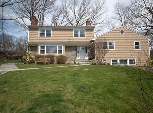 21 Country Club Dr, Larchmont, NY 10538