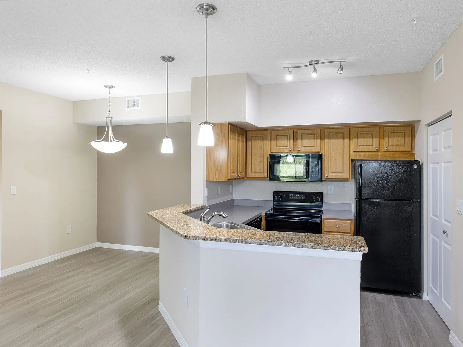 Woodmere Apartments Of Venice — Photo 3