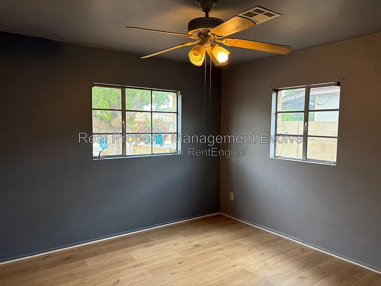 2307 W Rose Ln — Photo 17