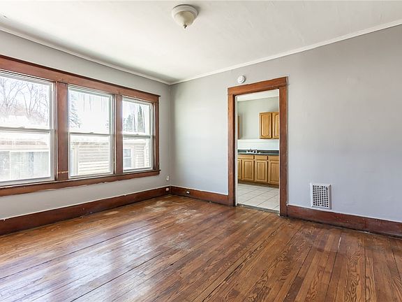4th image of 293 Rosewood Ter