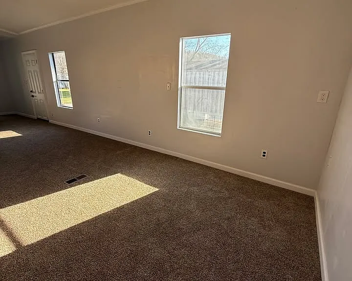 209 Roxbury Cir — Photo 12