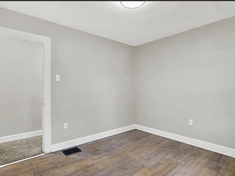 1031 N Dearborn St #B — Photo 2