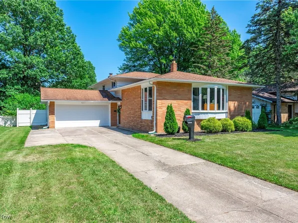 5211 Hampton Dr, North Olmsted, OH 44070