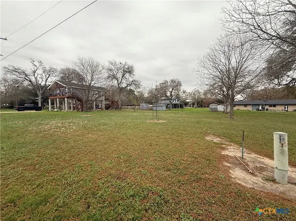110 Lake Forrest Dr, Seguin, TX 78155