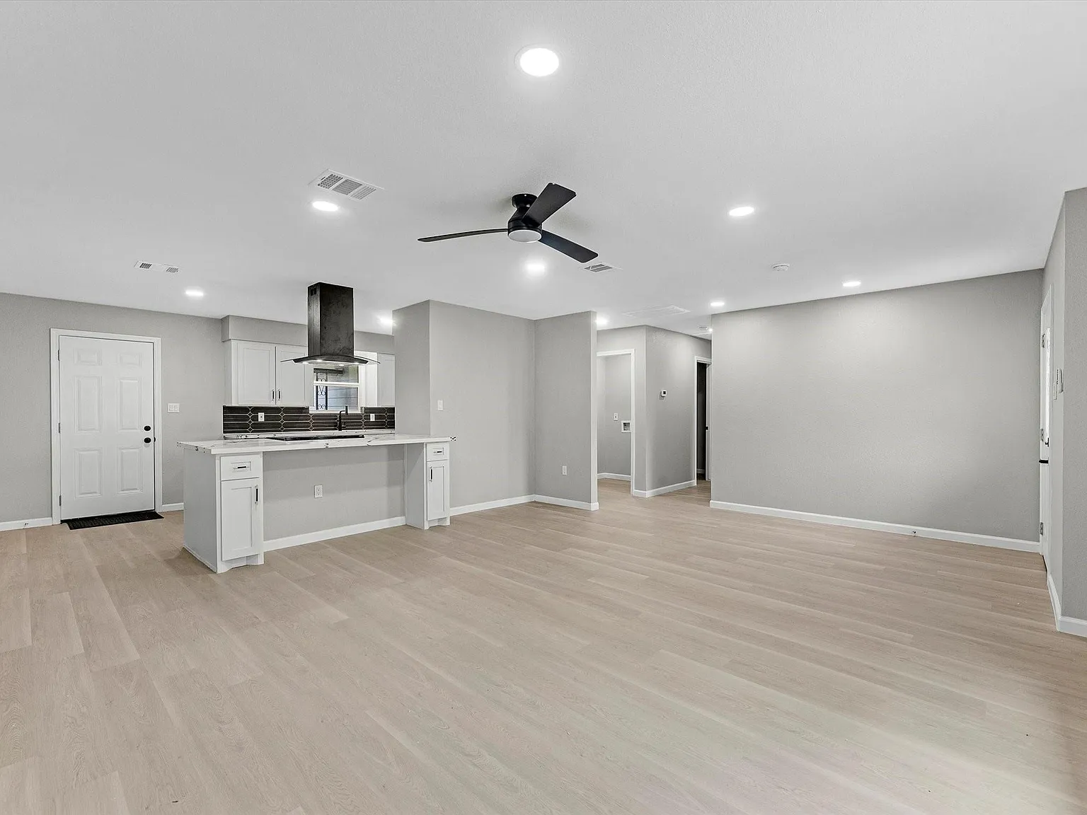 3 bed, 2.5 bath, 1395 sqft, $2,200 — Photo 3